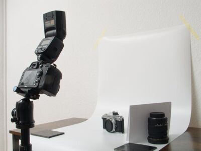 Licht- und Kameraaufbau zum Anfertigen von Produktfotografien mit Hohlkehle, Kamera auf Stativ, Blitzgerät