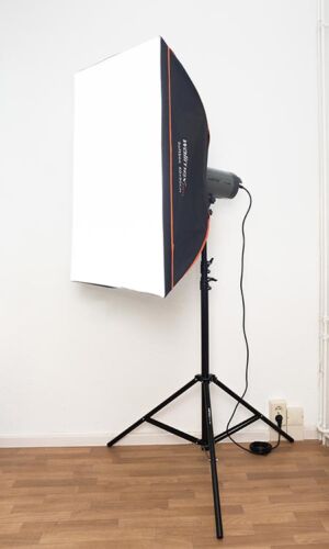 Softbox auf Stativ mit Studiolicht vor weißer Wand