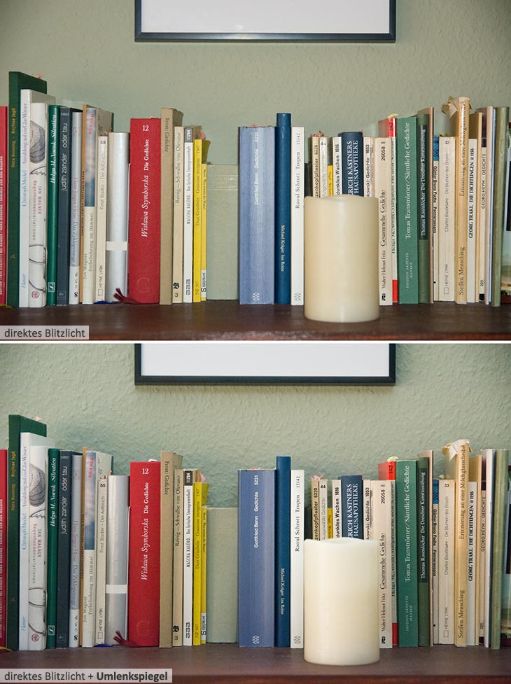 zwei fotografische Aufnahmen von einem Bücherregal: einmal mit direktem Blitz, einmal mit umgeleitetem, indirektem Blitz